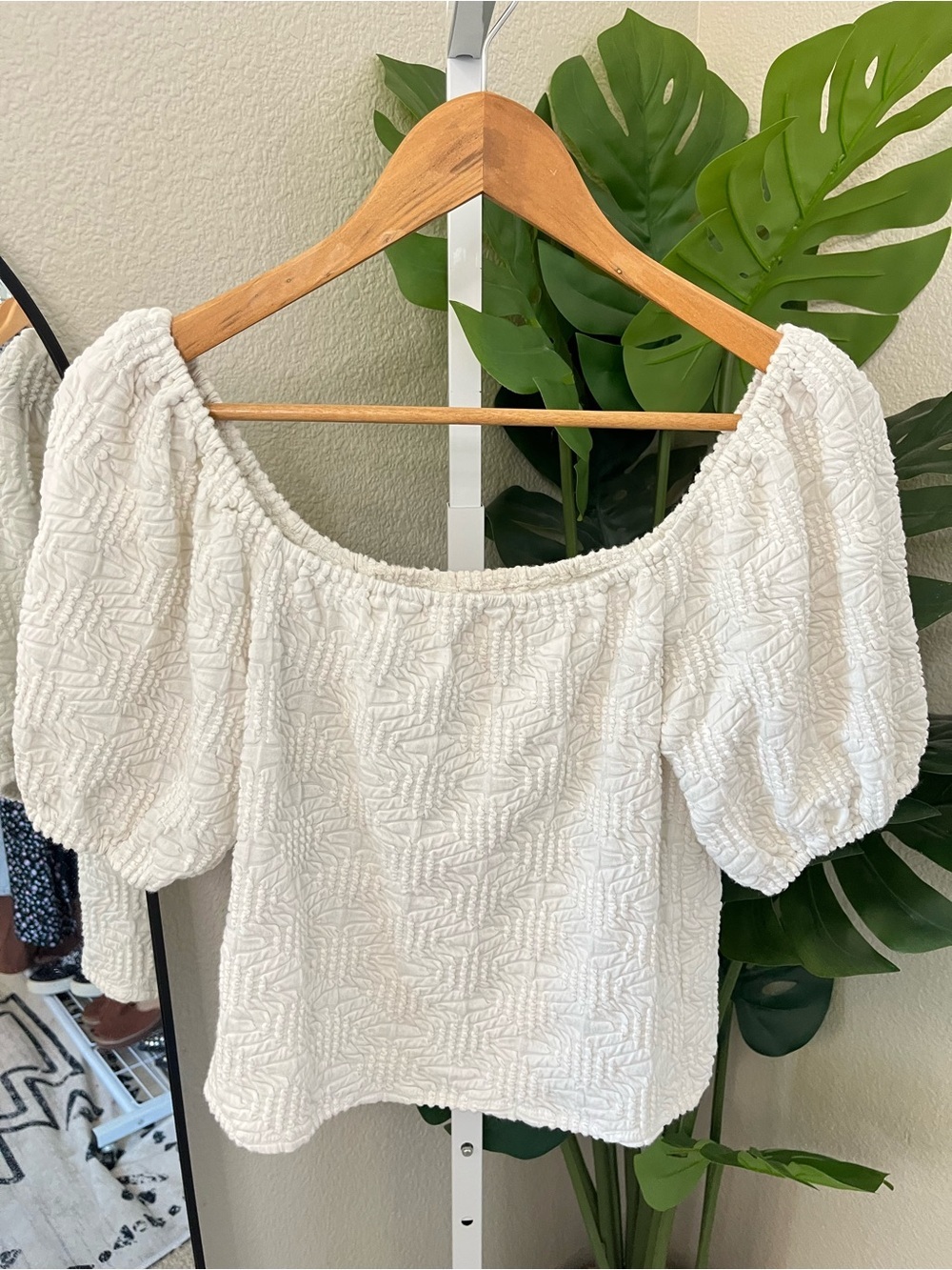 🤍 White Textured Puff Sleeve Smocked Top Size Medium